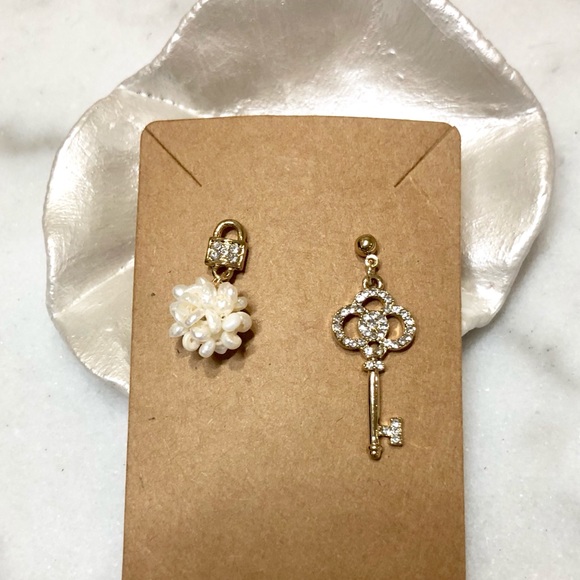Gold Key & Pearl Cluster Earring - Picture 5 of 5